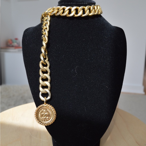 18 karat gold plated CHANEL necklace - Picture 1 of 3